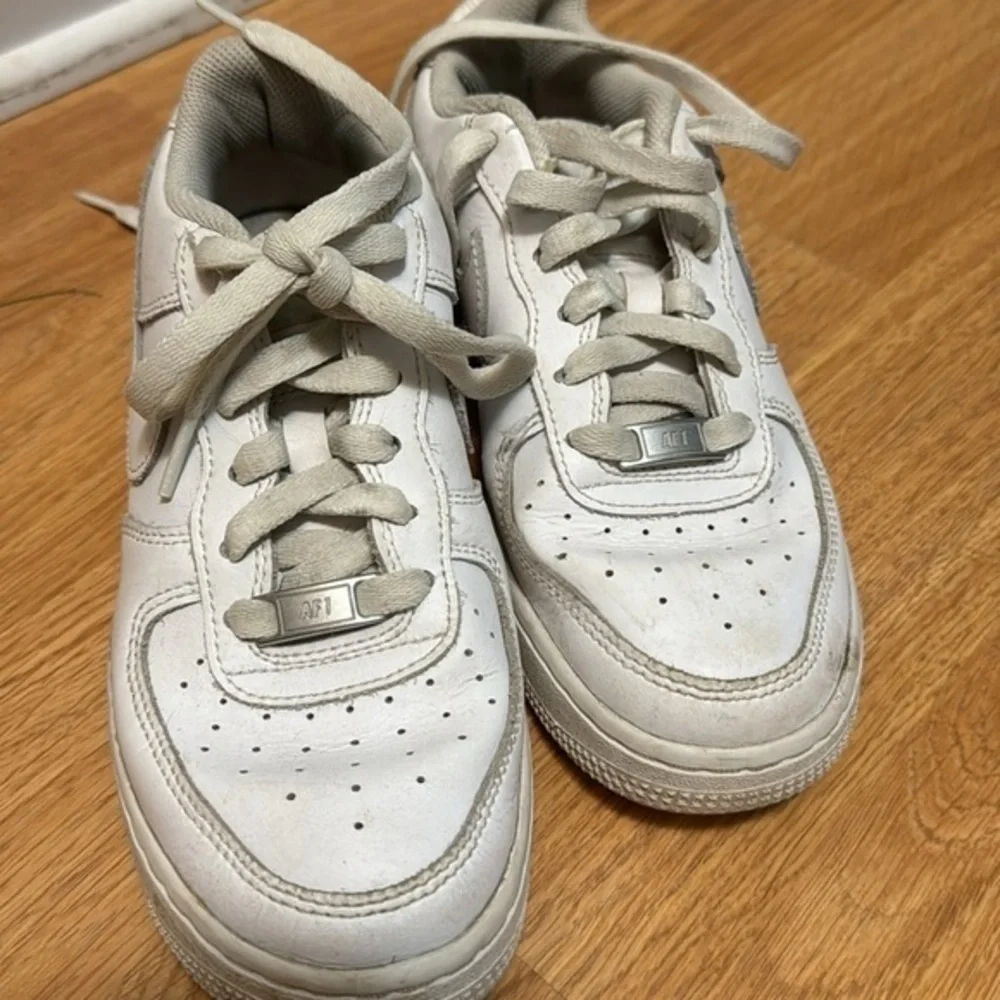 Nike Air‎ Force One tennis shoes size youth five